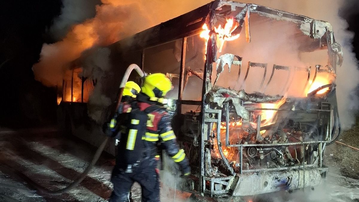 Při požáru autobusu se řidič včas zachránil, škoda jde do miliónů